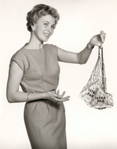 Tetra_Pak_housewife_with_shopping_net,_1950s